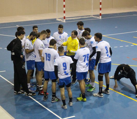 Charla técnica de Francisco Vera antes del inicio del partido (Foto: CD Agustinos)