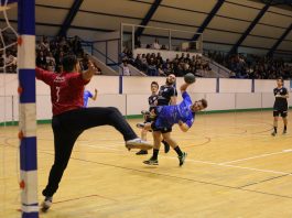 Marco Box se tuerce para batir al portero de Florida (Foto: Joaquín Carrión)