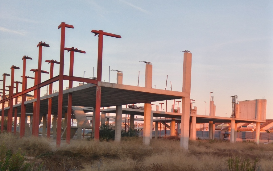 The works were paralysed in 2012, after the construction company declared itself in bankruptcy proceedings, leaving the concrete skeleton in the middle of a plot, adjacent to the N332 in La Zenia.