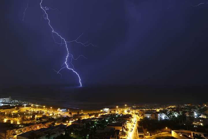 Photo of lightning lights up the Torrevieja sky on Monday evening.