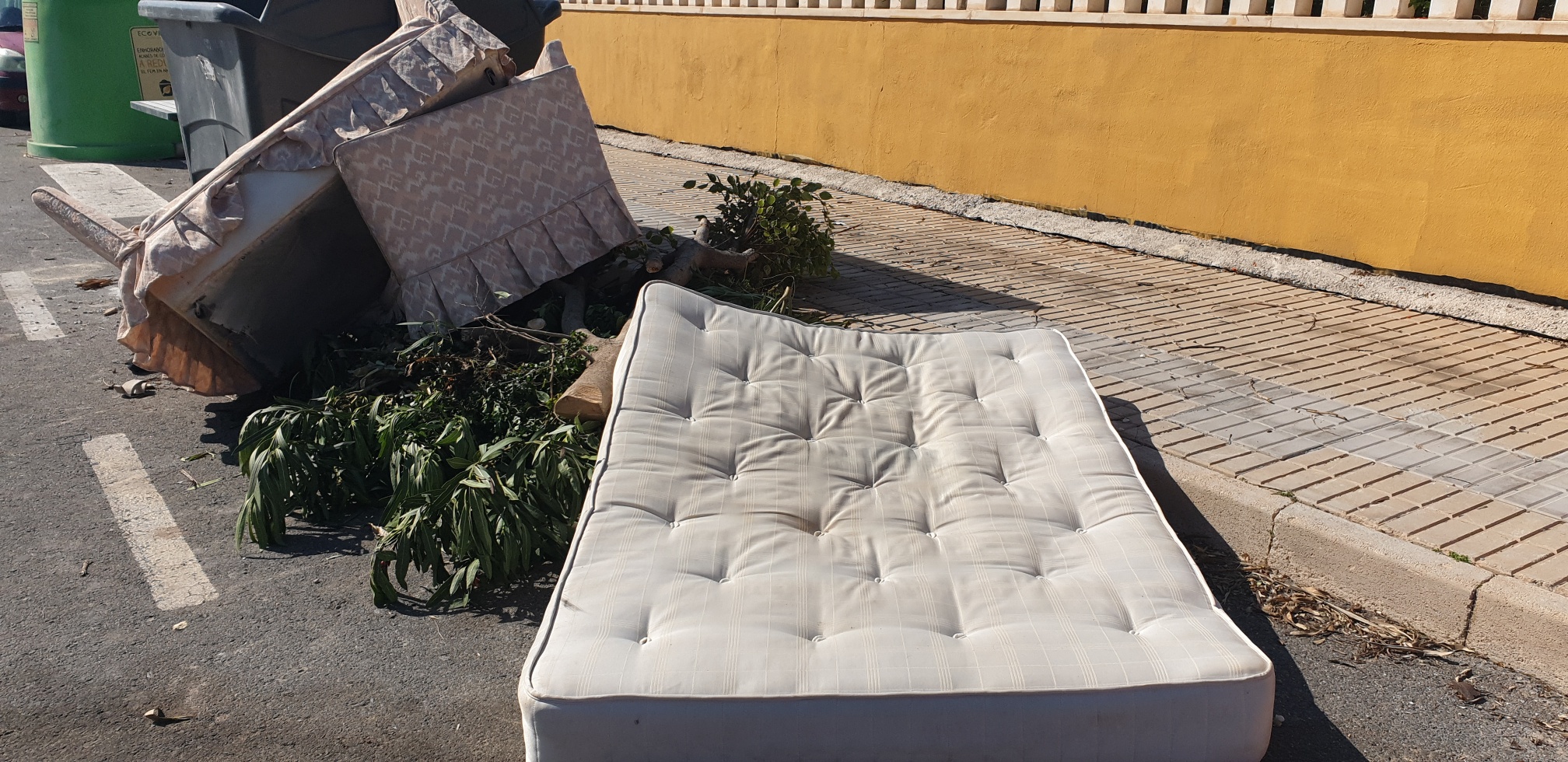 Dumped mattresses cost Torrevieja council 160,000€ to collect The