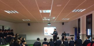 LA POLICÍA INSTRUYE A LOS ALUMNOS Y PADRES DE NEWTON COLLEGE SOBRE EL USO DE LAS REDES SOCIALE Charla Alumnos Policia Nacional