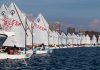 EL VIENTO MANDA EN LA PRIMERA JORNADA DE LA SEMANA NÁUTICA Hasta en dos ocasiones la flota de Optimist B ha intentado completar una prueba (Foto: Pep Portas)
