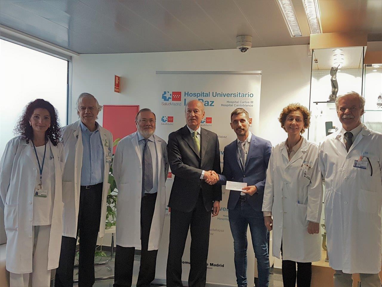 The Sergio García Foundation donates funds raised at the Andalucía Valderrama Masters to Hospital Universitario La Paz •The Madrid hospital will allocate the donation of 123,116.39 euros to a project to humanise the X-ray unit in the children's area. Video Sergio García Foundation Madrid, Monday November 27, 2017.- The Sergio García Foundation has donated all the funds raised at the Andalucía Valderrama Masters to Madrid’s Hospital Universitario La Paz to support an interior design project aiming to humanise the X-ray unit in the children's area. Antonio García, Sergio’s uncle and responsible for the Foundation, presented the cheque to doctors Javier Cobas, Children and Maternal Hospital Deputy Manager; Rafael Pérez-Santamarina, Hospital Manager; María Pilar Moreno Anaya, Central Services Deputy Director; Gonzalo Garzón, Head of Radiology; Esther Rey, Nursing Director; and Eduardo López Collazo, Director of the Research Institute. The unit will be redesigned into a welcoming, bright and relaxing environment through the choice of appropriate materials, colours and images. In addition to caring for individuals, the project is environmentally friendly, as the improved lighting system will result in a 60 percent saving in power consumption. “We are all very excited with this project, which is an area of real need. We have invested in equipment recently, but we lack infrastructure, and children must also be separated from adults,” explained Dr. Cobas. “The renovation will take about three months since we cannot stop our activity. Our children’s hospital, considered as number one in Europe, is well equipped with 240 beds and receives 9,000 patients per year, as the only hospital that can provide all medical and surgical specialties, allowing all types of pediatric transplants to be performed.” For Sergio García, “Winning the Andalucía Valderrama Masters was an incredible feeling, I’m still over the moon. It was a great event for many reasons: Valderrama is one of my favourite courses, I played really well and felt confident, kept patient and waited for my chances; Joost (Luiten) played unbelievable and did not make it easy for me, and the support from the spectators was awesome. “When I was presented with the project of humanising the X-ray unit, I really liked the idea. I am very happy because we have contributed to make a dream come true for the patients and their families, through the event and my Foundation”. The third edition of the Andalucía Valderrama Masters took place from October 19-22 as Garcia secured his third win in a season where he achieved a career ambition by sealing his maiden Major title at the Masters Tournament. García set up his charitable foundation in 2002 for the purpose of contributing to the social inclusion of economically-deprived children through social assistance benefits and the practice of sport as free-time activity. The Foundation supports, on a regular or an occasional basis, a large variety of NGOs and humanitarian associations. Through his foundation, Sergio has been one of the key drivers of Spanish adaptive golf. Together with the Deporte y Desafío Foundation, they conducted 23 adaptive golf clinics throughout Spain attended by more than 700 disabled persons. The Andalucía Valderrama Masters was sponsored by the Autonomous Government of Andalusia with the support of Rolex, Volvo, Solán de Cabras, Heineken and Osborne. 
