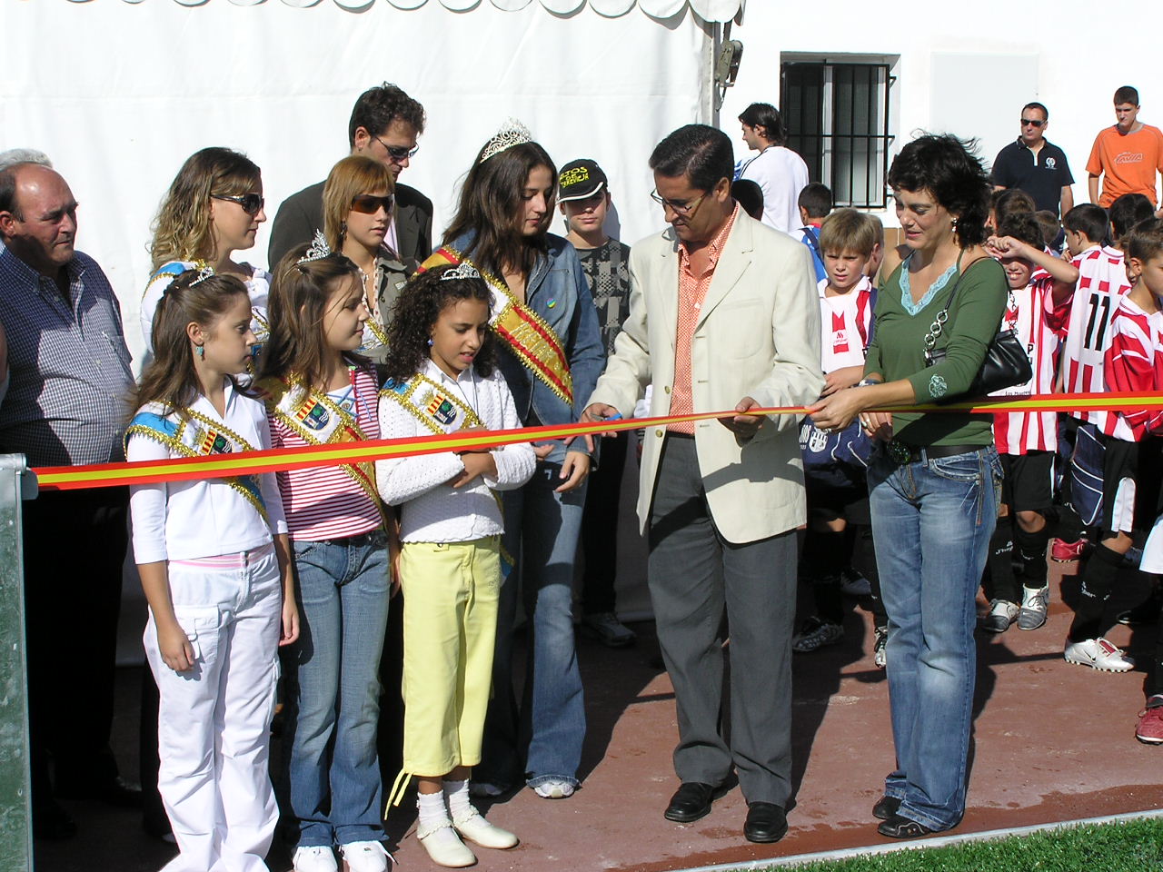 Turning back the clock, Mayor José Manuel Butron cuts the ribbon following a new surface laid in 2005. Photo: Javier Fernandez.