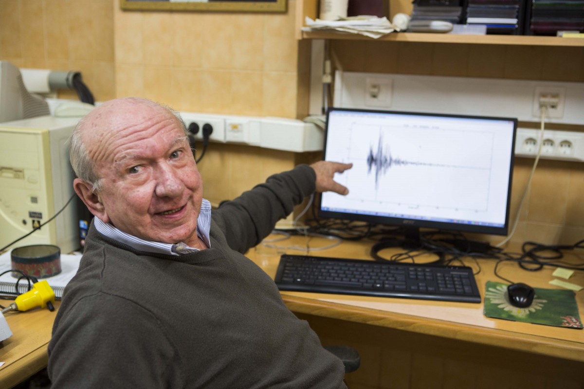 Pedro Jáuregui shows the detection of the earthquake on Sunday, at the Unit of Seismic Record of the UA