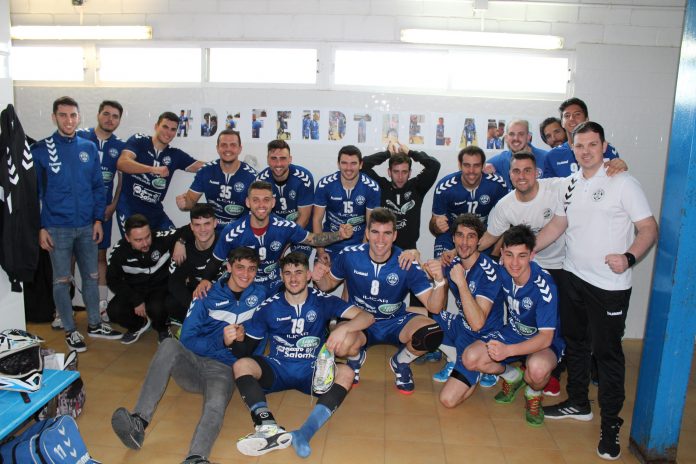 El equipo posa celebrando la victoria. Karina Balashova El equipo posa celebrando la victoria. Karina Balashova