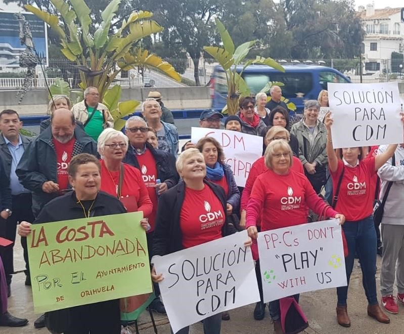 Orihuela Costa residents and employees of the Municipal Sports Centre protesting its recent closure