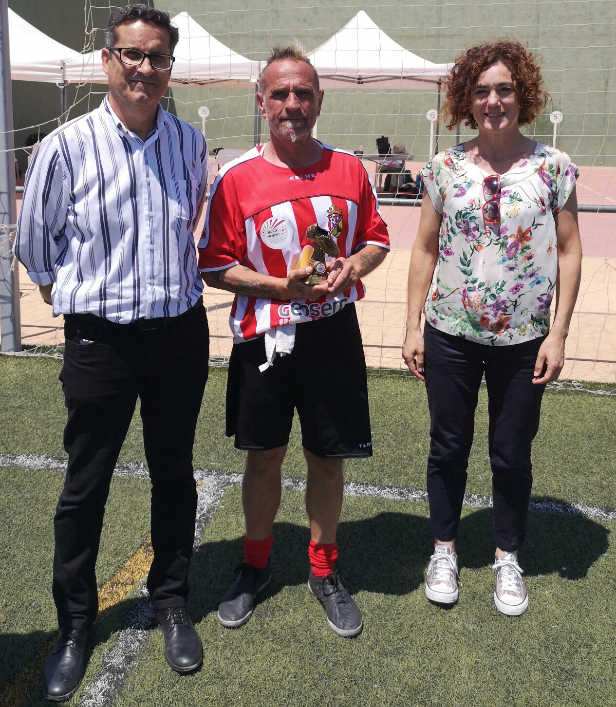 Los Montesinos Mayor José Manuel Butron and deputy Mayor Anna Belen with winners AFC Blackpool senior Seasiders.