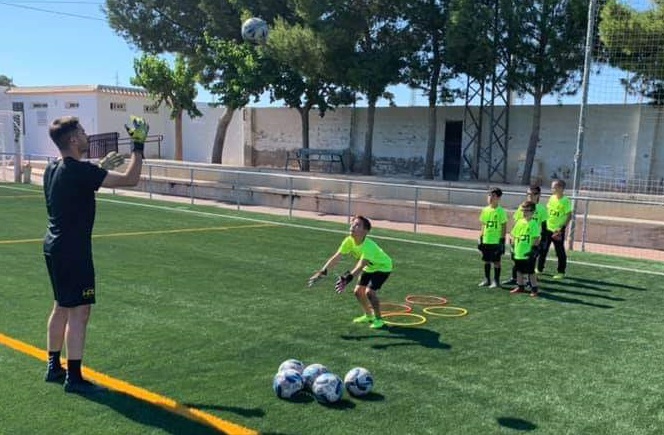 Hector Pizana and players at the summer futbal course in Los Montesinos.