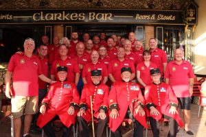 The 4 Chelsea Pensioners line up with members of the On Course Foundation