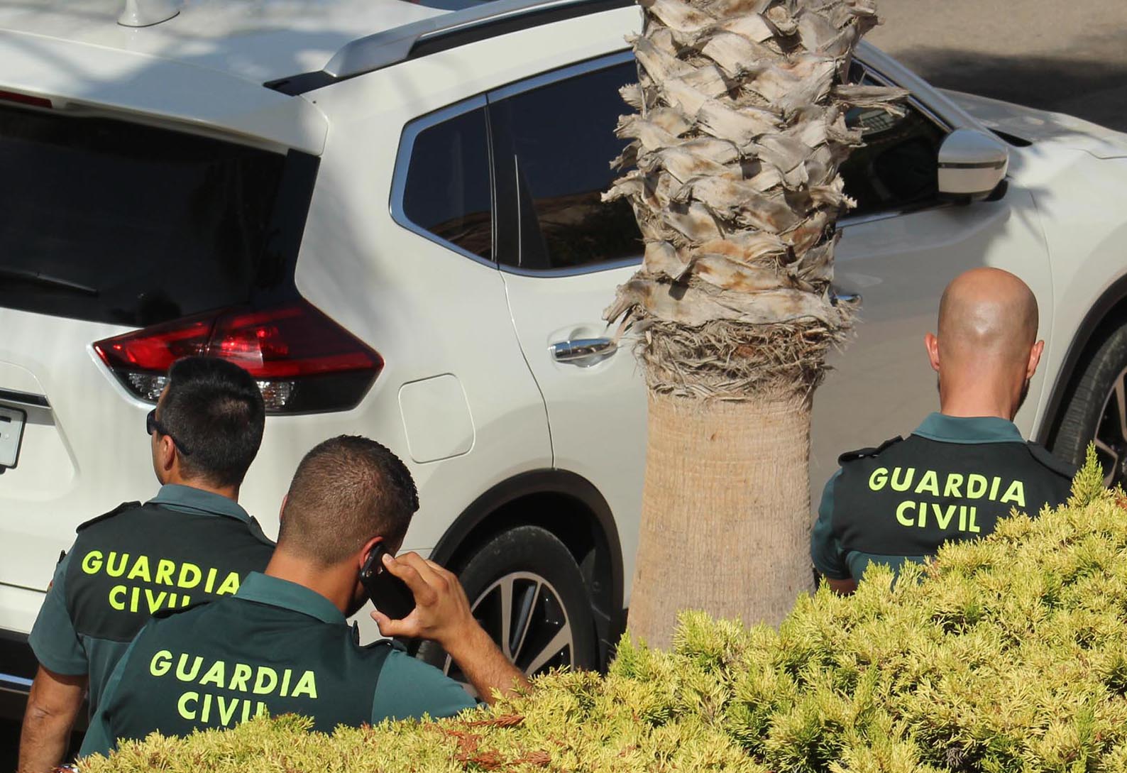 Guardia officers arrive at the urbanisation to begin their investigation