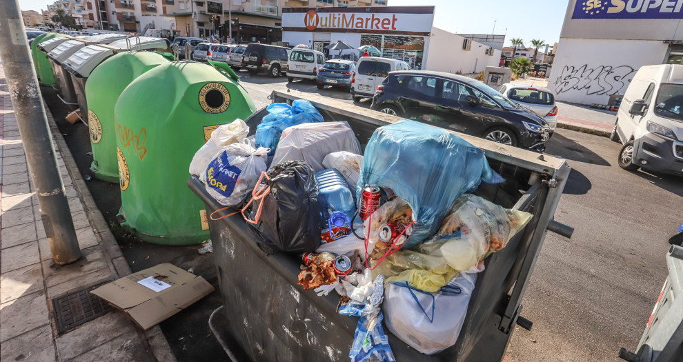 Tourist season peaks as Orihuela Costa streets flood with rubbish