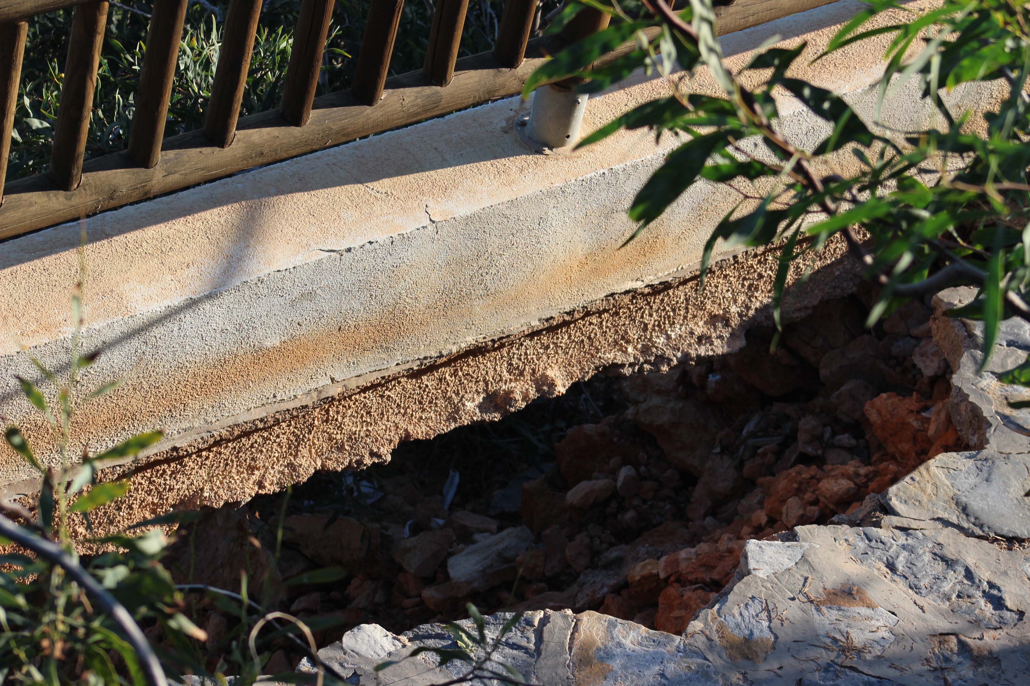 The hole in the footpath has been awaiting repair for 6 weeks.