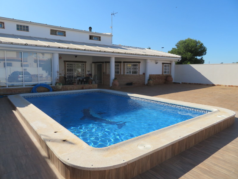 Lovely 3 bedroom villa in Spain for sale with private pool in Los Alcazares