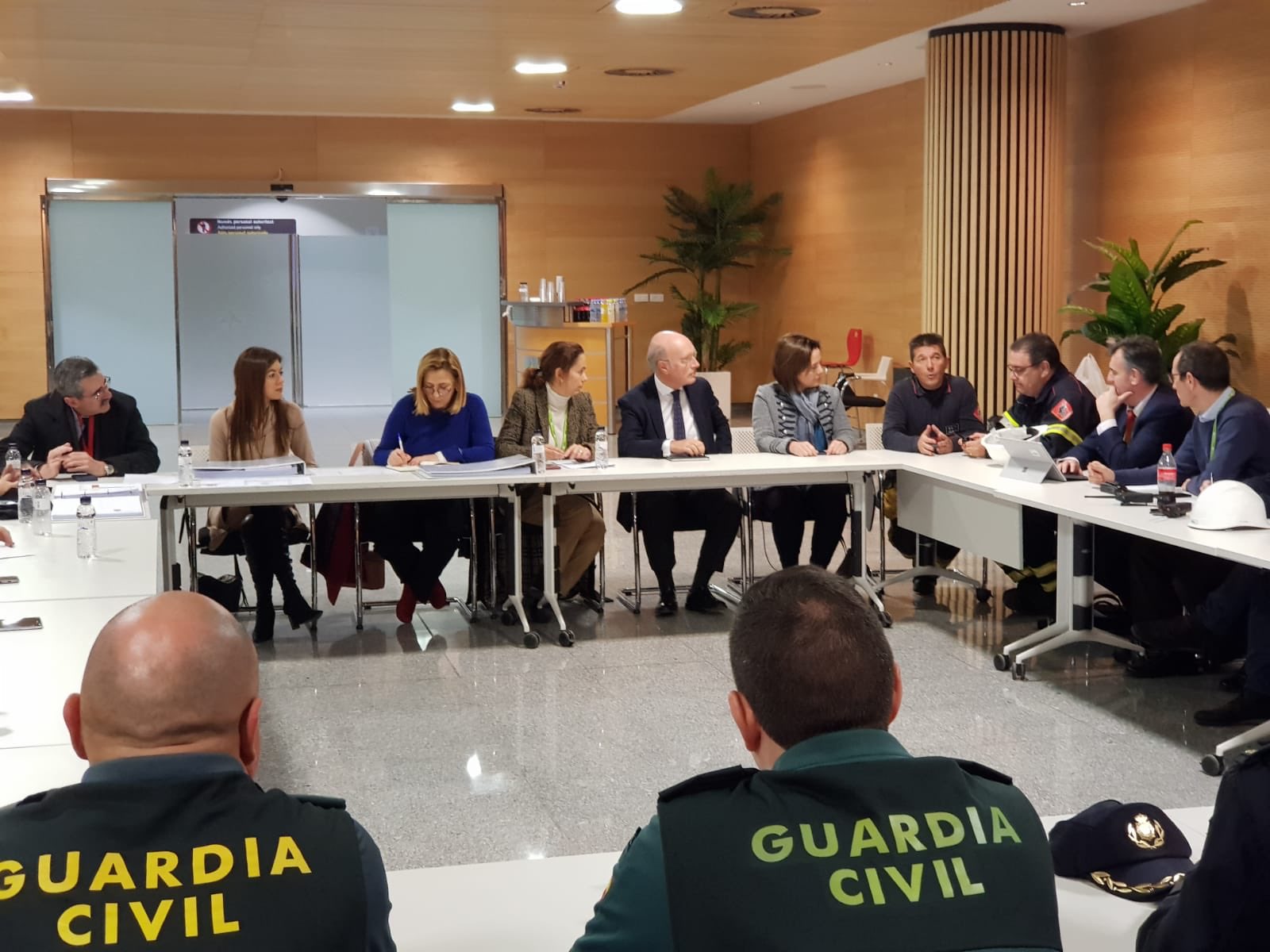 The crisis cabinet formed at Alicante airport