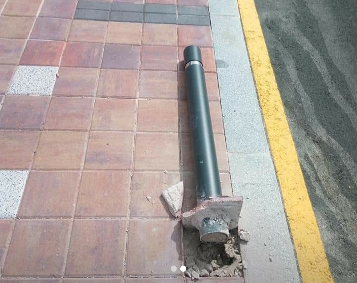 Stanchion on the pavement in Quesada.