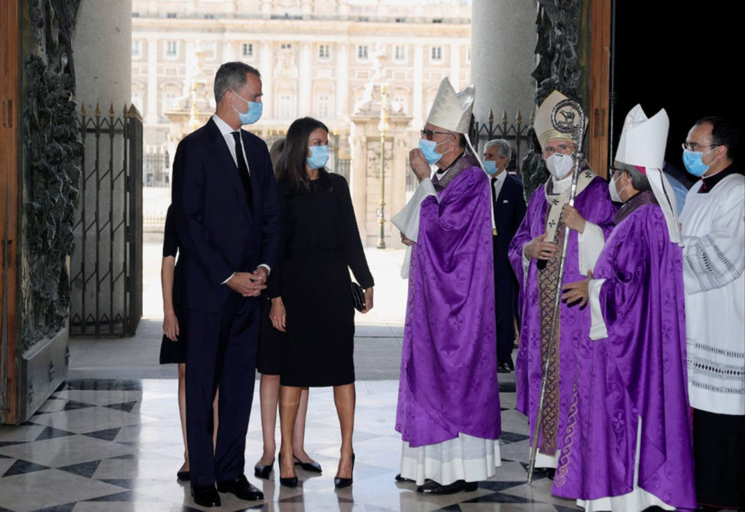 Service in Madrid for Covid 19 Nearly 400 people, including King Felipe and Queen Letizia and their daughters, attended a service to honour the victims of COVID-19