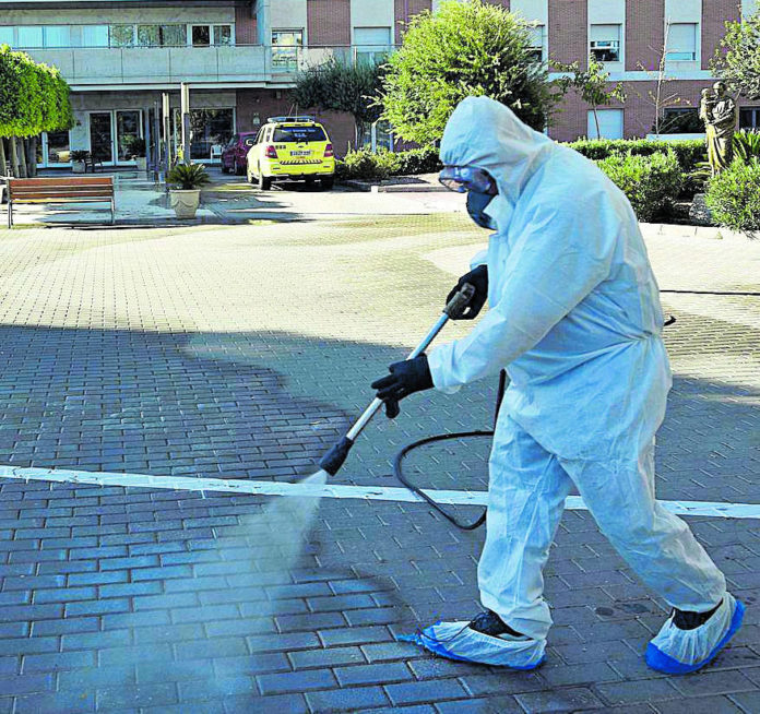 Spraying outside a hospital Minster warns that Murcia health system is close to collapse