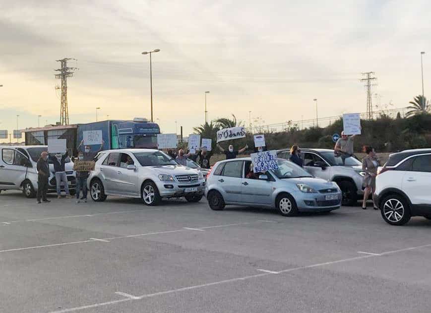 Demonstrators about to move off to Orihuela in convoy