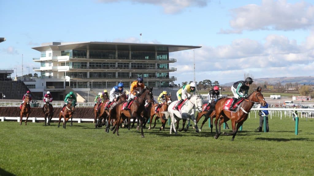 Porlock Bay got a photo-finish verdict over Billaway