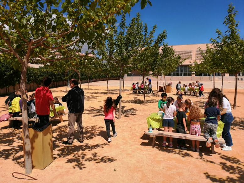 Free orange juice for CEIP Playa Flamenca students