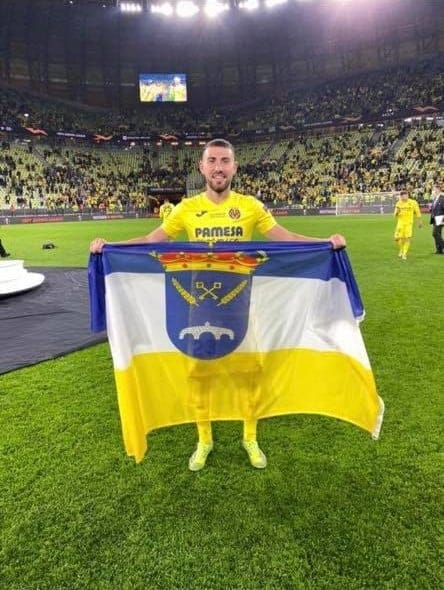 Moi Gomez with a Rojales flag following his Europa Cup win with Villareal