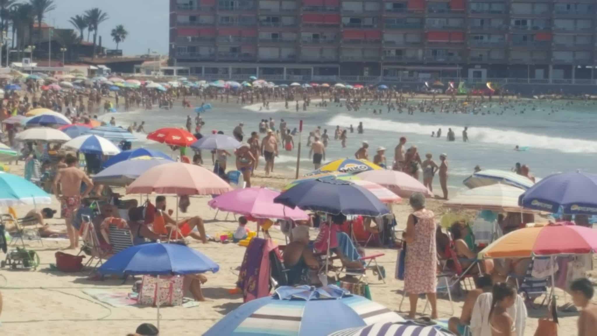 Torrevieja beaches full at Los Locos. Photo: Andrew Atkinson.